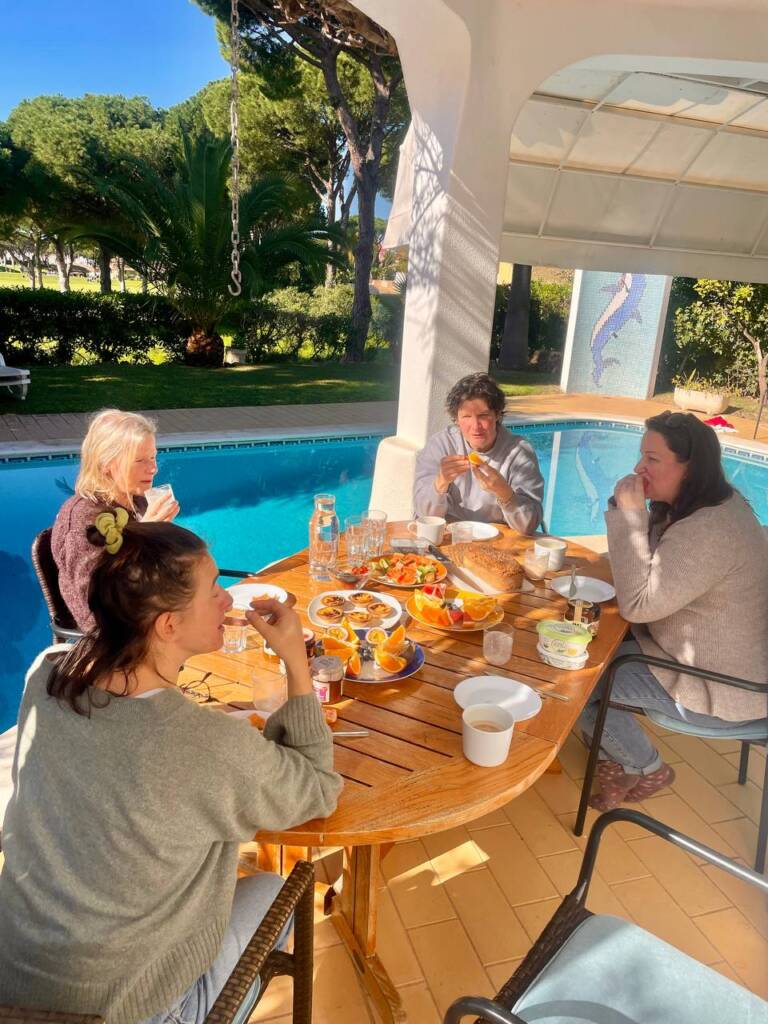 Austausch am Pool bei der Workation.Plus mit Michaela Grönnebaum an der Algarve in Portugal
