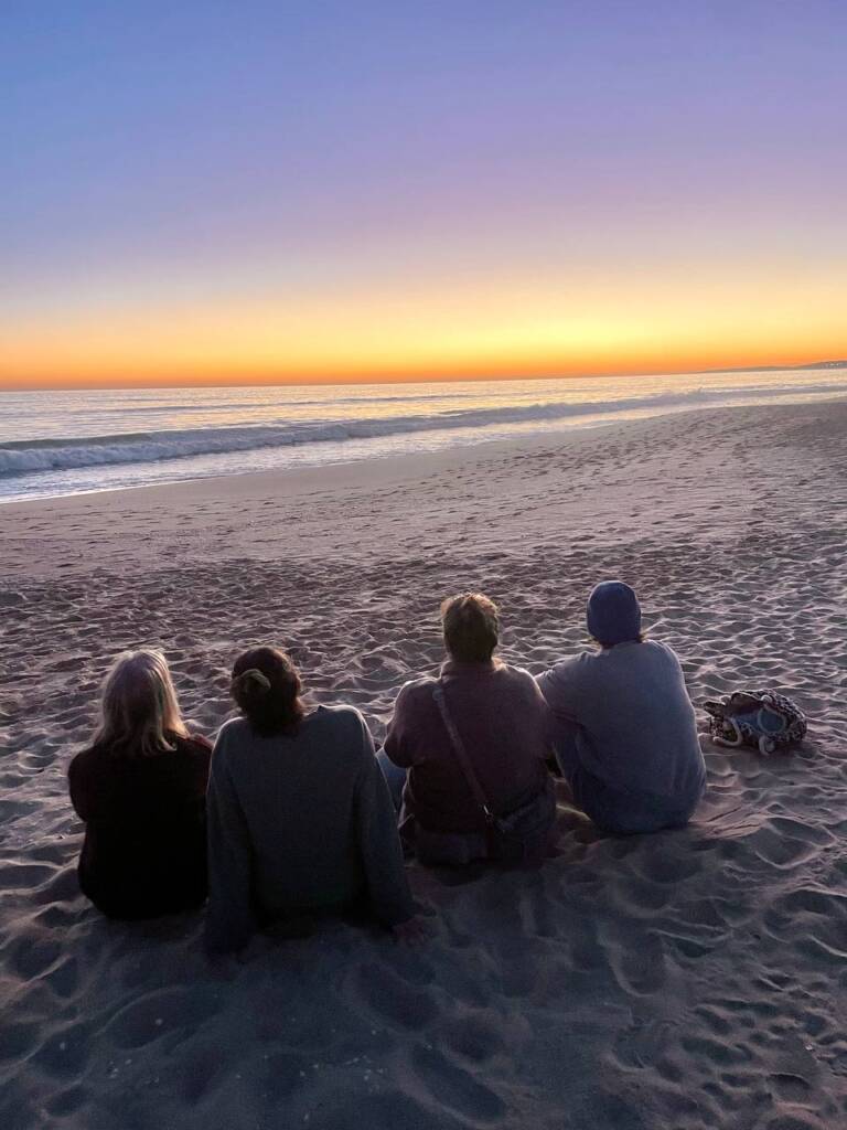 Gemeinsam beim Sonnenuntergang bei der Workation.Plus mit Michaela Grönnebaum an der Algarve in Portugal