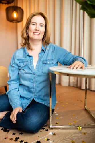 Authentisches Businessfoto von Esther Natschack – entspannte Pose, natürliche Ausstrahlung, Branding-Fotoshooting mit Michaela Grönnebaum